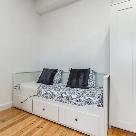 Charming With Rooftop In Appartement Porto